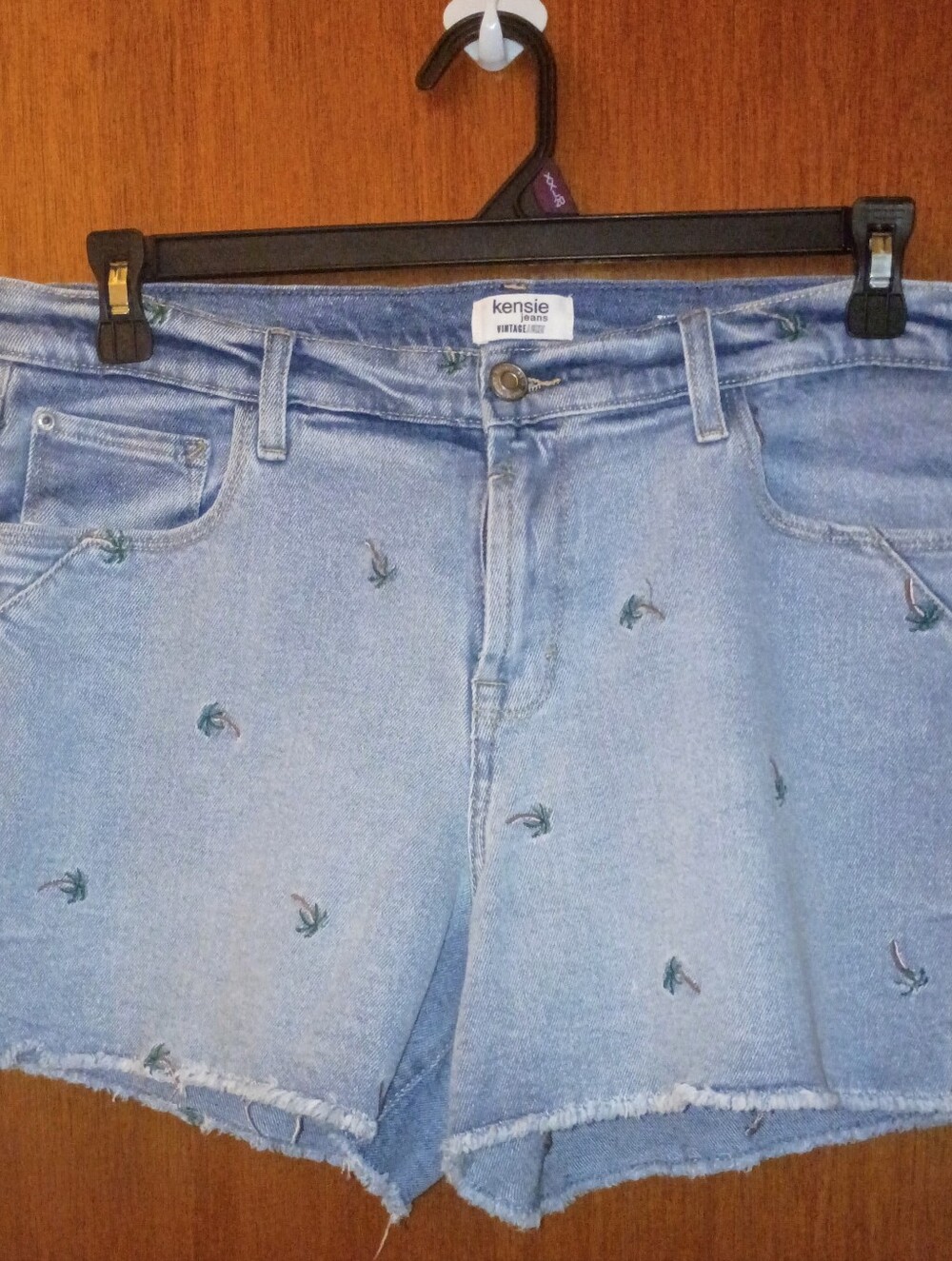 Brand New Never WornKensie Light Wash Denim Shorts with Green Palm 🌴 Embroidery
